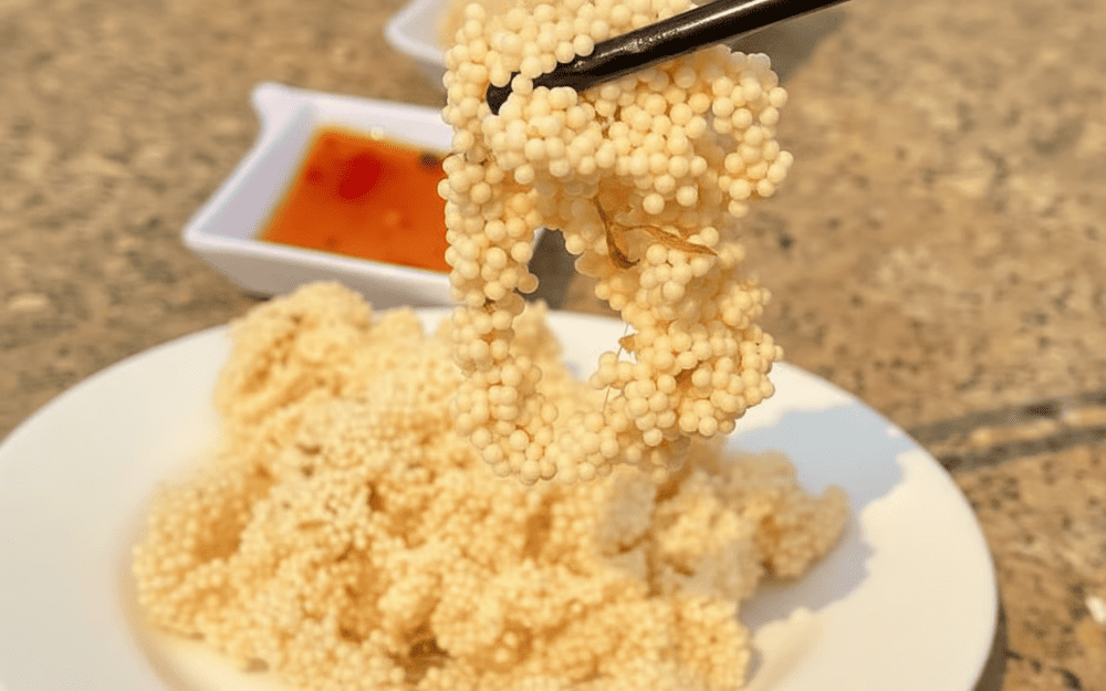 Trứng c&aacute; chuồn thường được chi&ecirc;n v&agrave;ng gi&ograve;n, ăn c&ugrave;ng b&aacute;nh tr&aacute;ng v&agrave; rau sống, chấm nước mắm chua ngọt